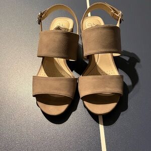 Life Stride Tan Sandals